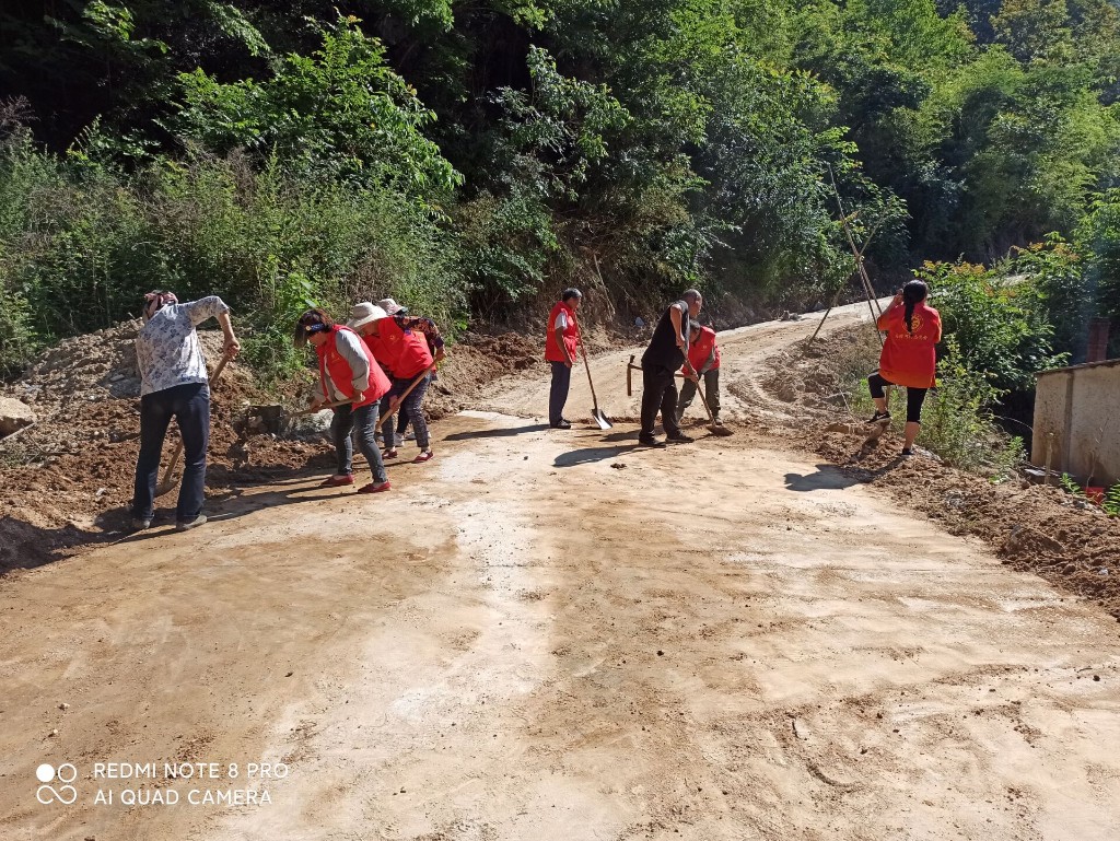 石槽河村组织志愿者对道路塌方进行清理