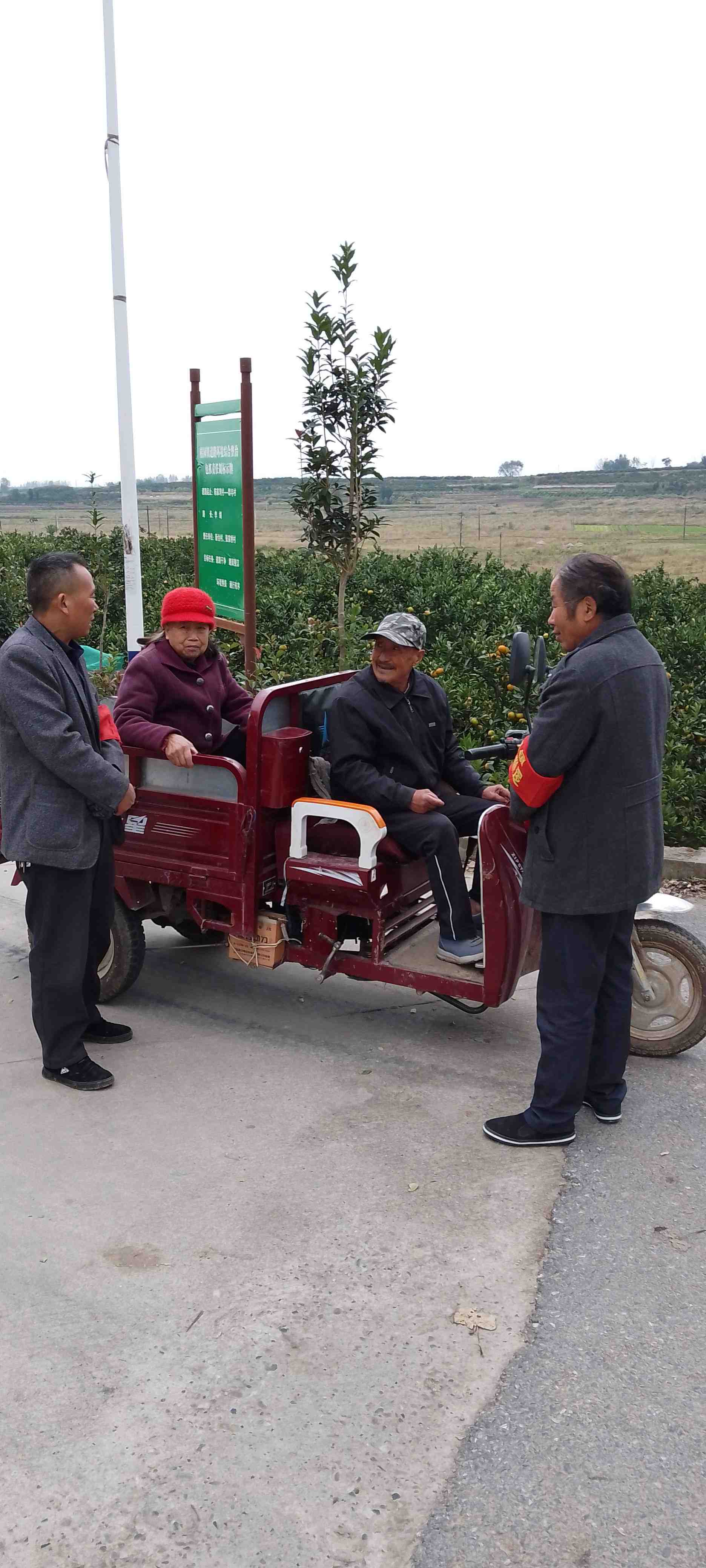 新合村值勤人员劝导三轮车载人