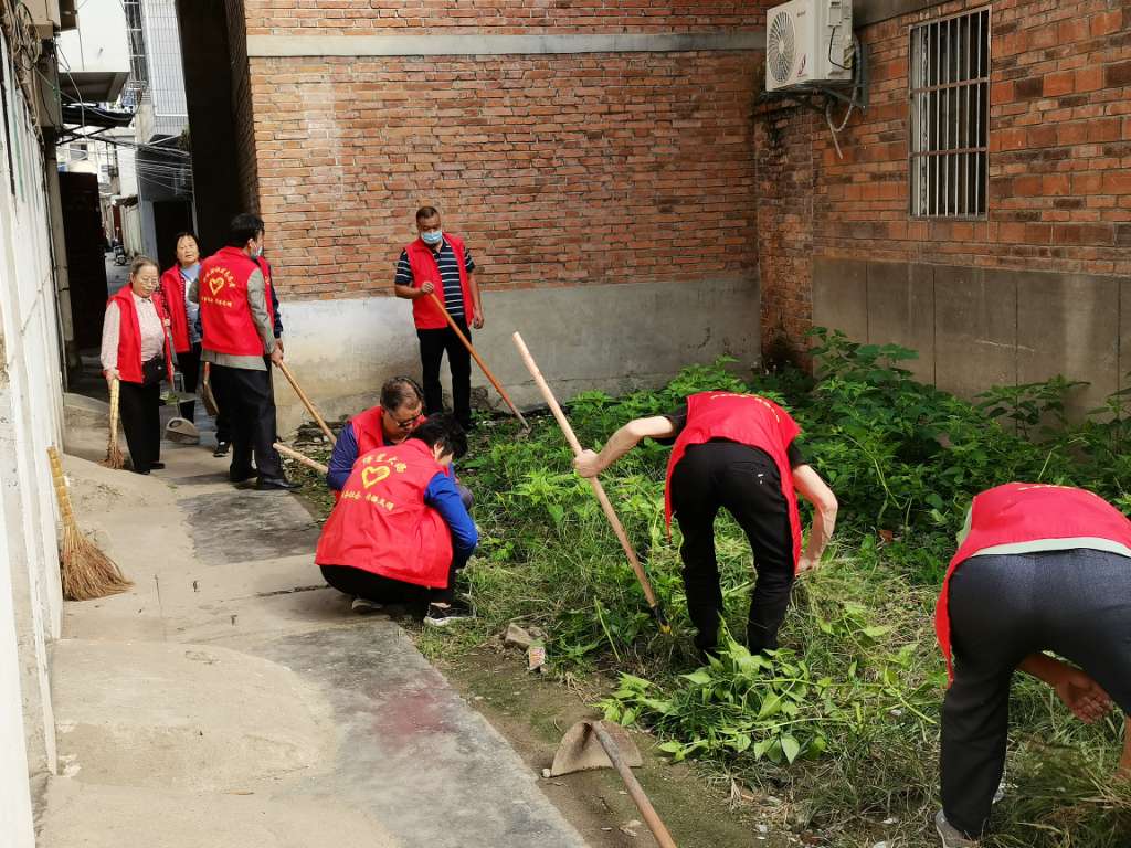 解放街社区新时代文明实践站志愿者开展环境卫生整治活动