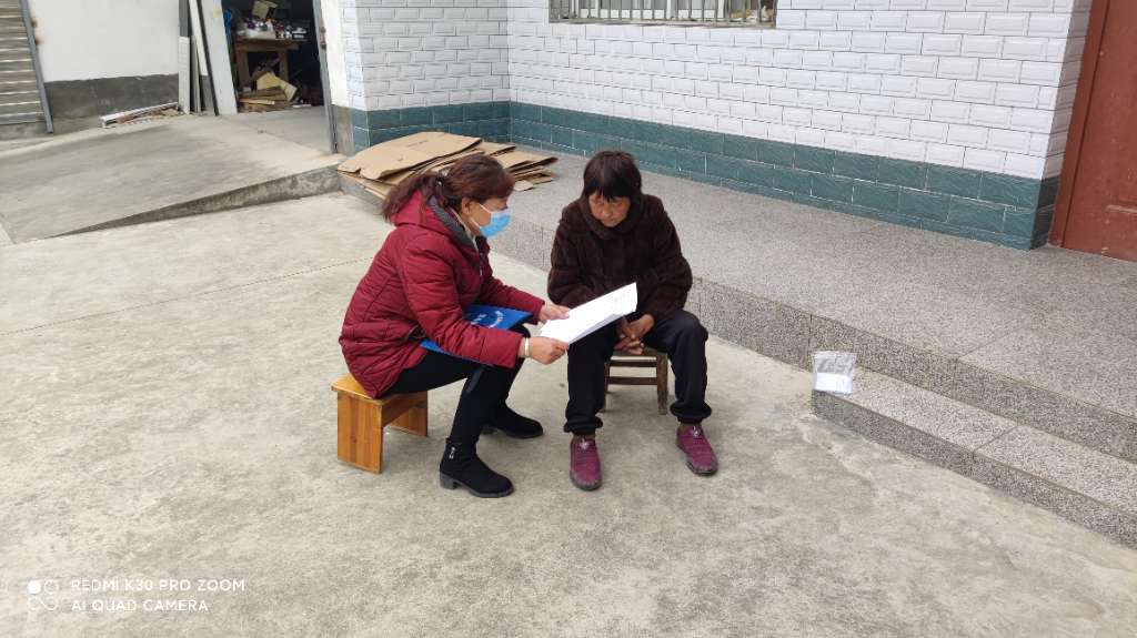 文苏村干部及志愿者入户宣传小额保险金钟罩及给高龄老人生存认证