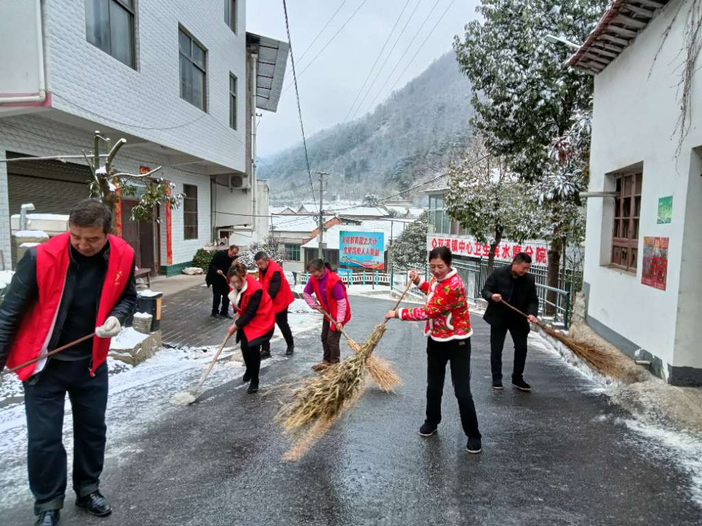 双溪镇水磨村志愿服务清雪忙   群众出行有保障