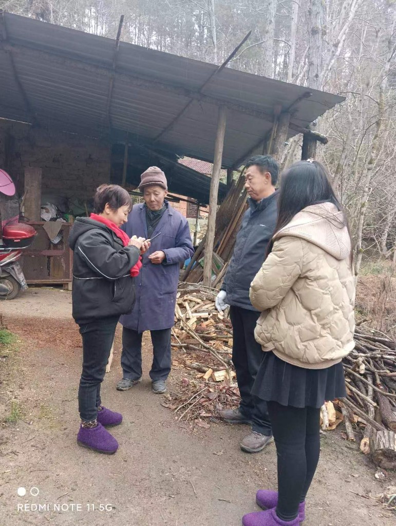 九坝村组织开展高龄复审活动