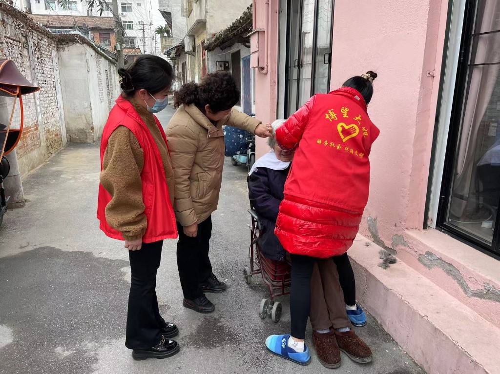 城固县巾帼志愿者协会开展“不负春光，为绿充‘植’”活动