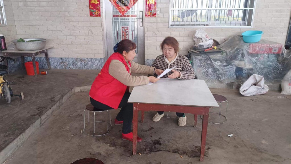 文苏村新时代文明实践站志愿者入户宣传女性两癌保险