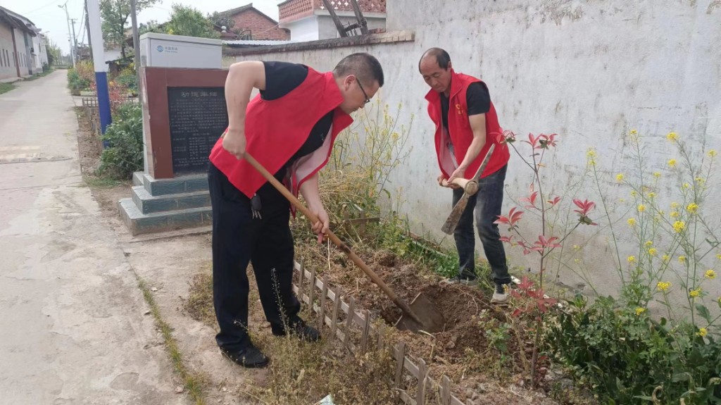 文苏村新时代文明实践站志愿服务队开展绿化环保活动