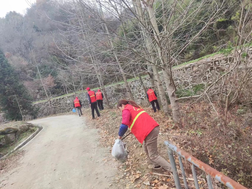 方家坡村志愿者清理河道垃圾
