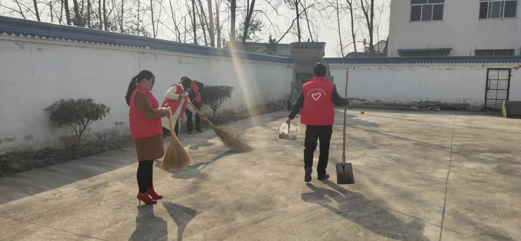 龙头镇新兴村新时代文明实践站开展“环境整治”志愿活动