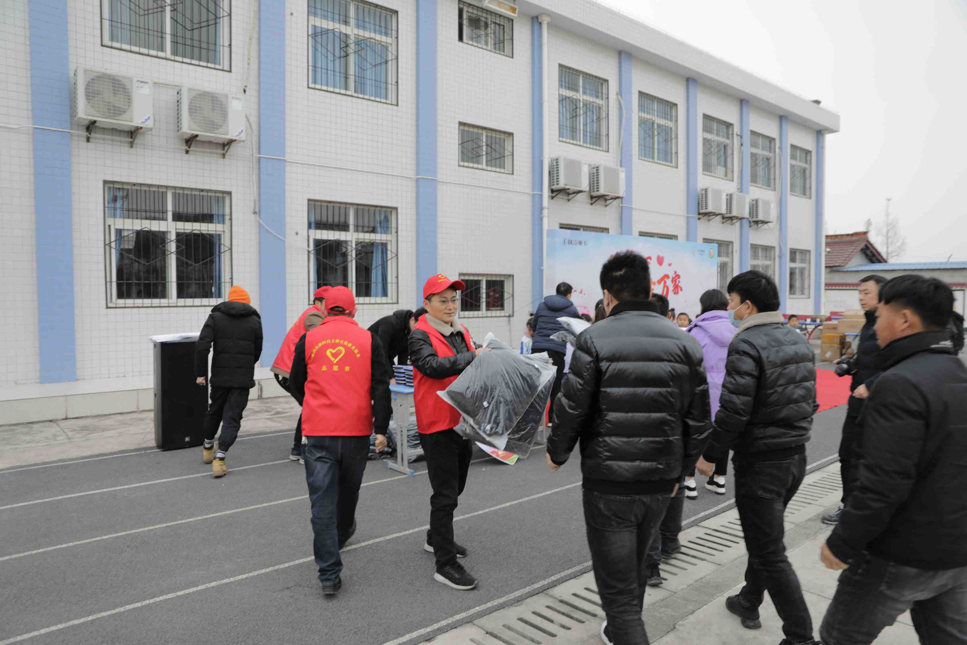 陕汽重卡携手万德福客户到徐家村小学开展公益志愿服务活动