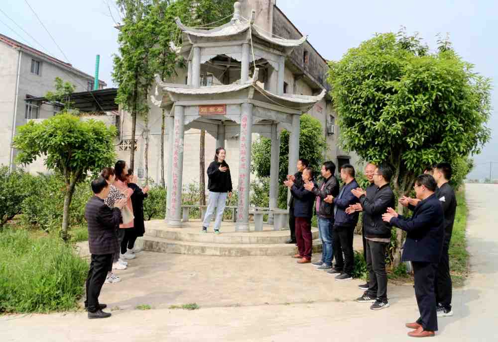 城固县原公镇中心学校志愿者服务队开展重走红军道路争做时代新人活动