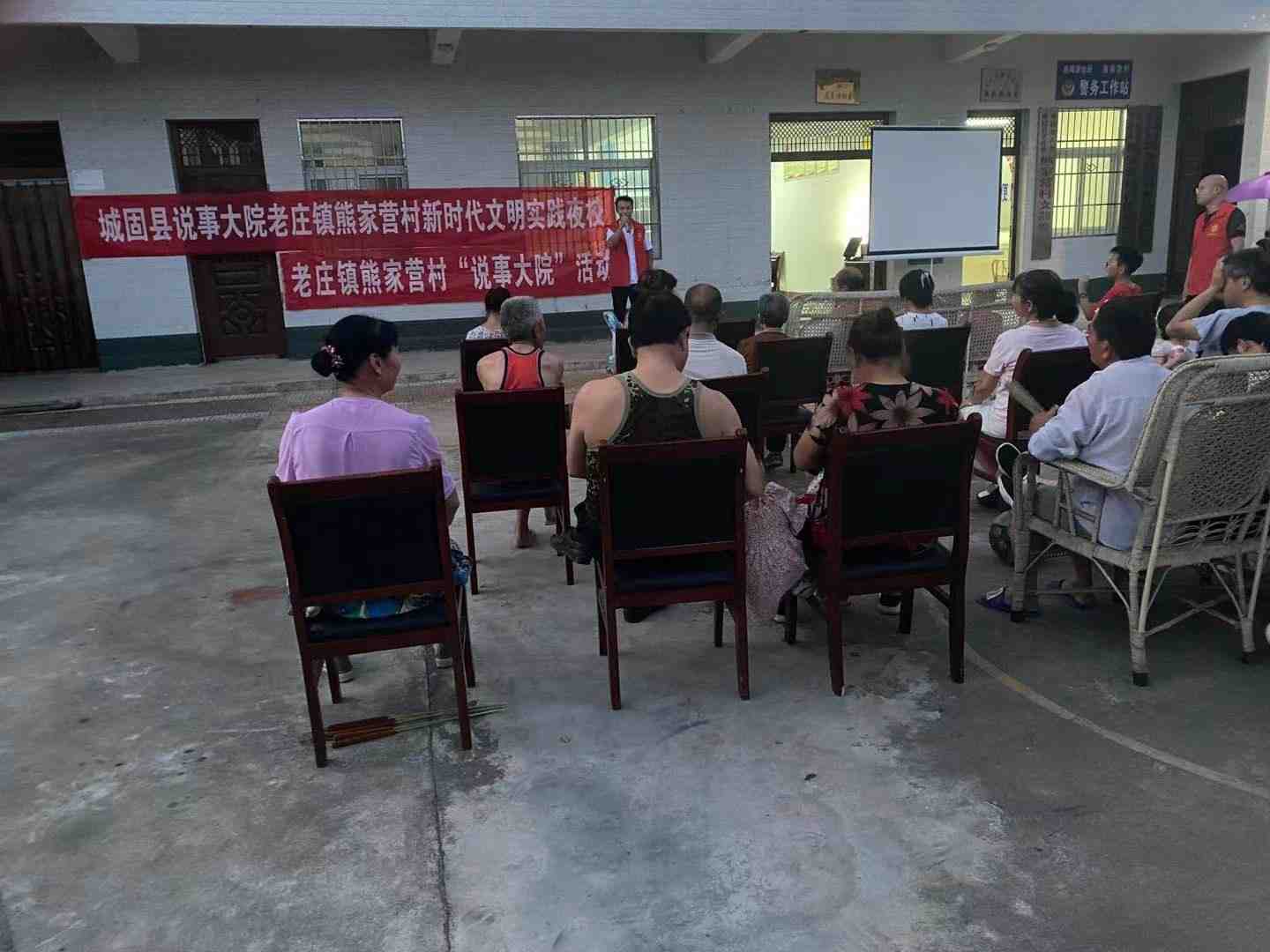 志愿者讲党史 (4).jpg