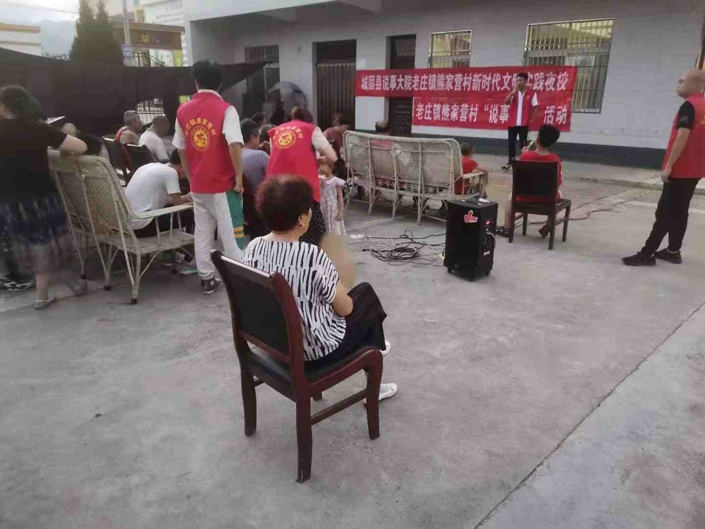 志愿者讲党史.jpg