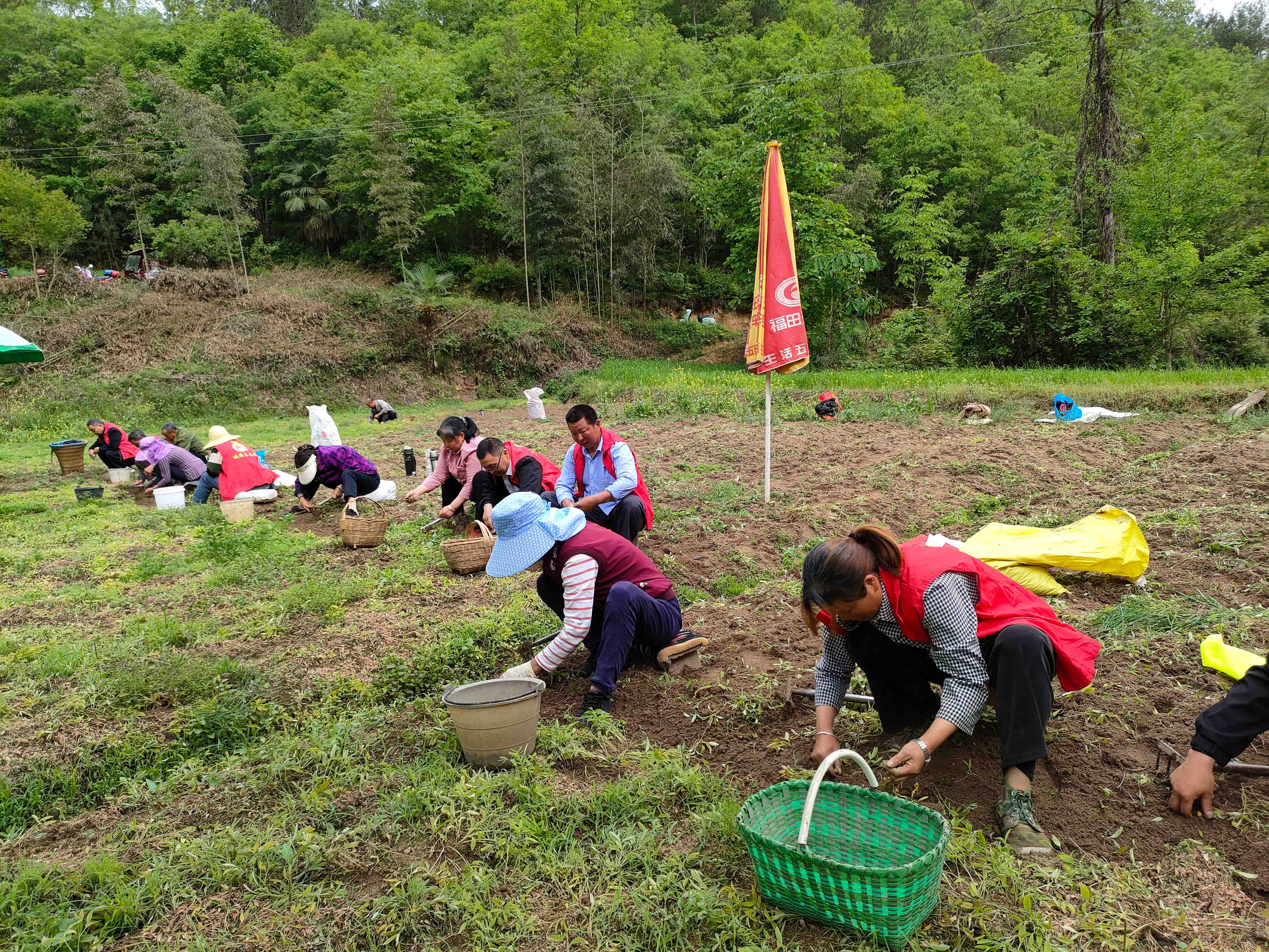 （二）开展“学习劳模精神 争当时代先锋”主题文明实践活动 (2).jpg