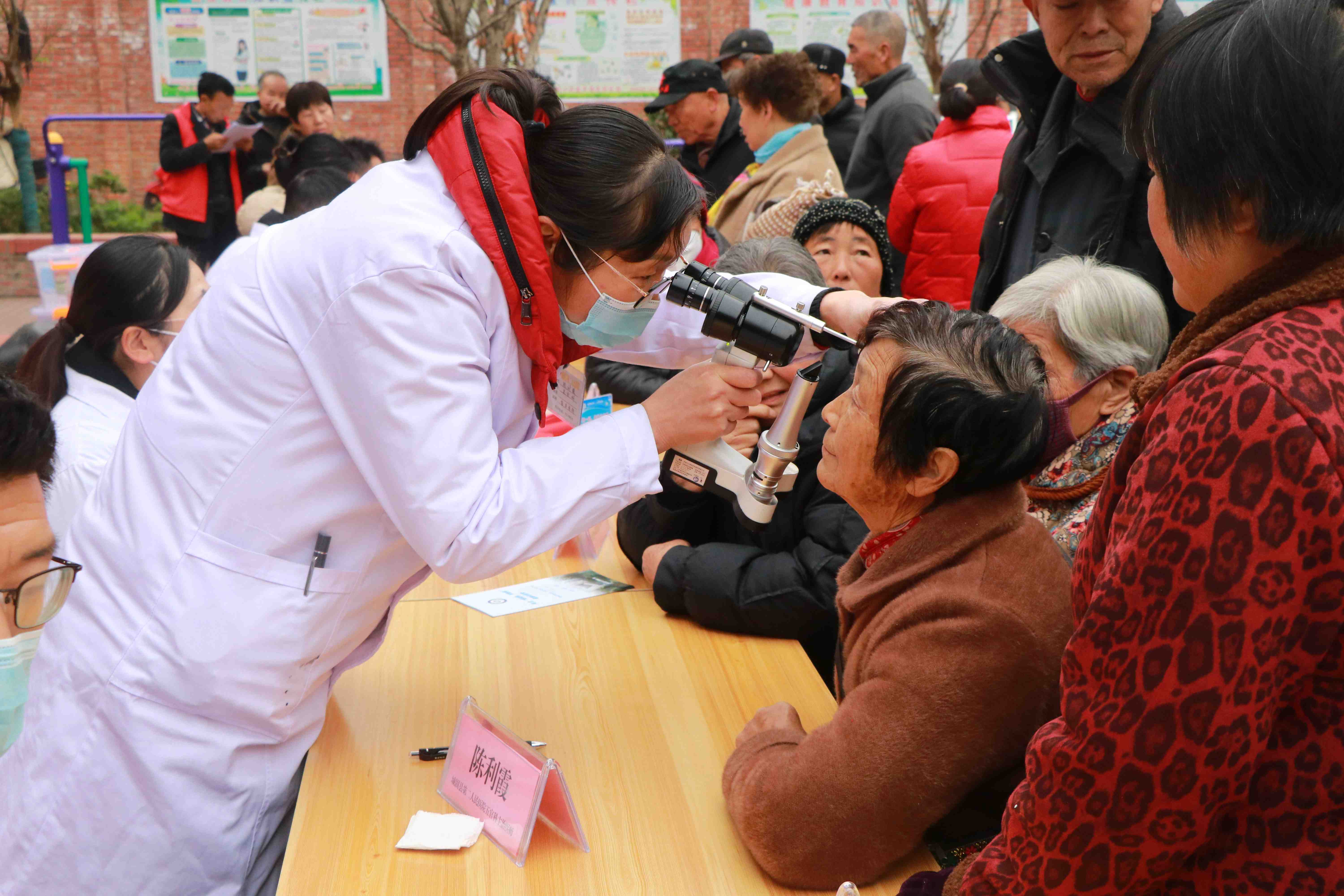 1764923239441090139Copy.jpg 6 检查眼睛.jpg